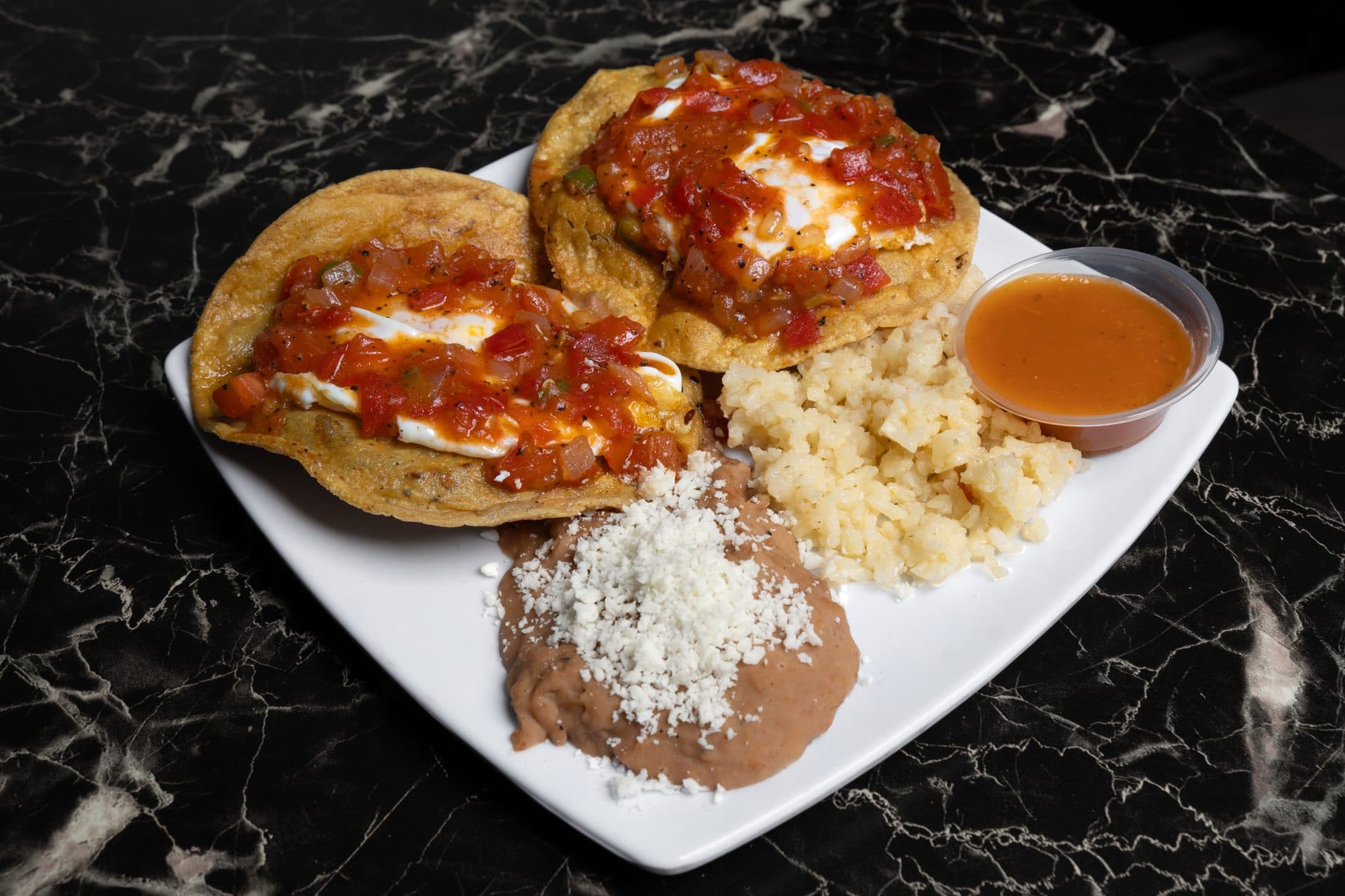 Sopes con salsa, arroz y frijoles con queso